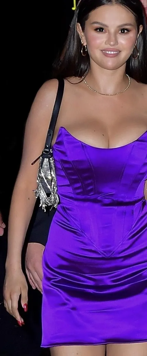 Thumbnail Selena Gomez: A Fan's Take on the Celeb Icon - CelebsGW