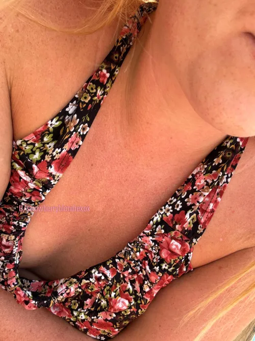 Thumbnail Wanna Sit and Talk for a While with StrawberryBlondiexox: A Downblouse Discussion