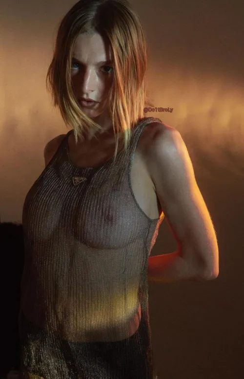 Thumbnail Hunter Schafer: Exploring Her Journey as an Author by secretreddittor in the nsfwcelebs Category