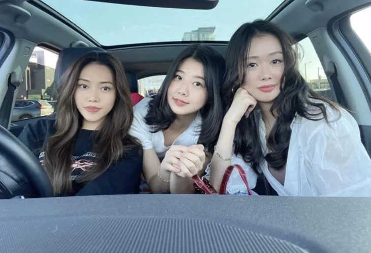 Thumbnail Left Middle or Right by ExoticBee: A Compelling Read in the realasians Genre