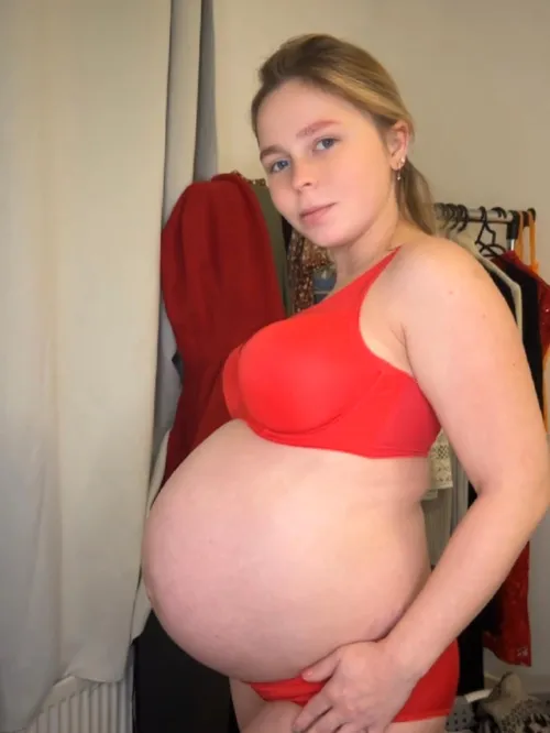 Thumbnail Exploring Relationships: Dating a Pregnant Woman at 43 Weeks - Insight from Author Pregnant_Brandi in the Pregnant Porn Category