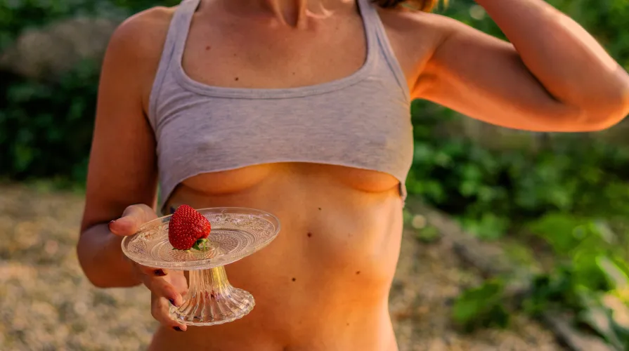 Thumbnail Ultimate Summer Fashion Guide: Last Opportunity to Grab Trendy Underboob Pieces by macromea