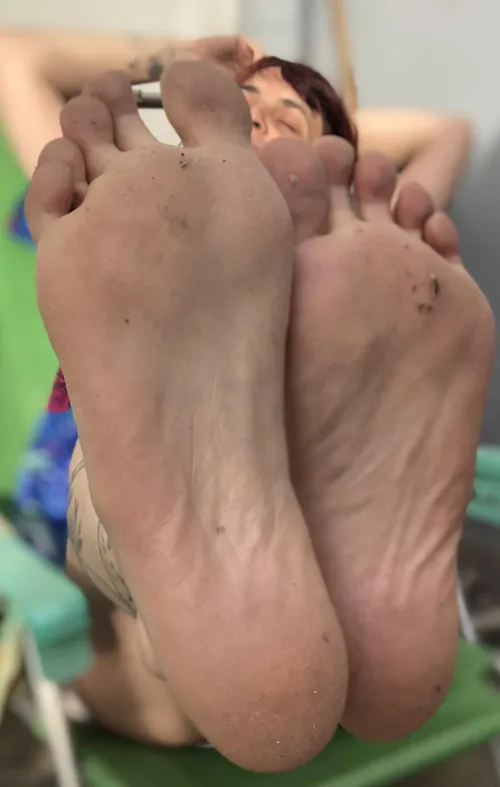 Thumbnail Exploring the Sensation: A Fetishist's Take on My Feet After Walking in the Yard by Moiri15