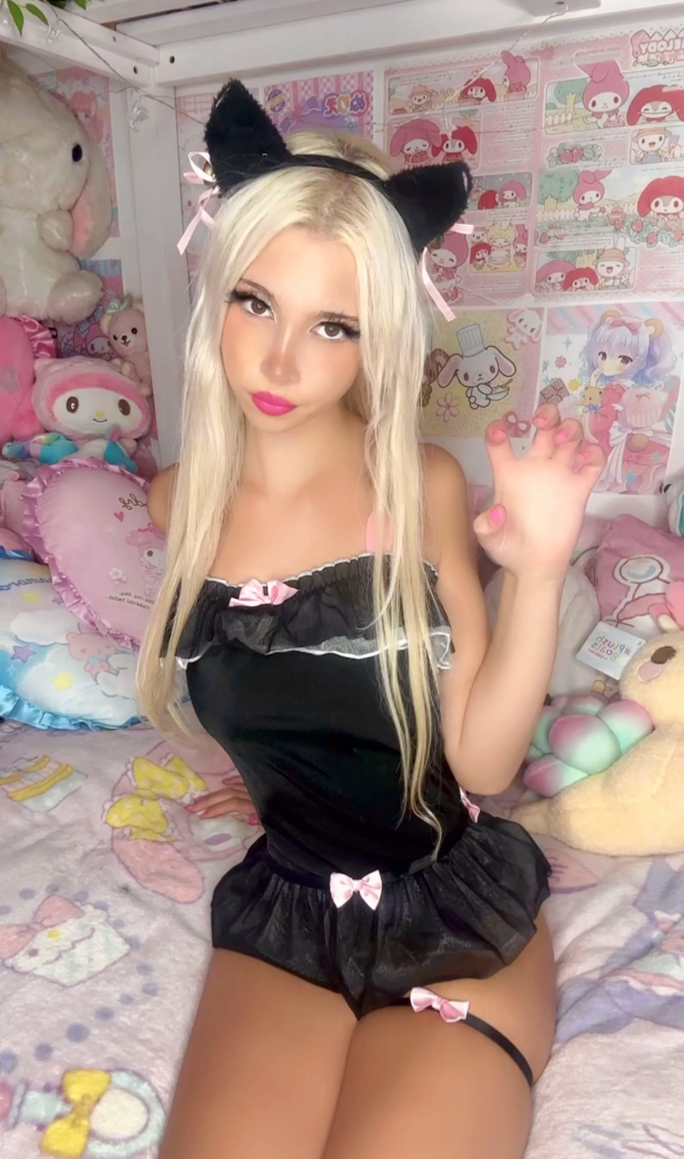 Meow A classy and sexy cat  by cutiekittyxro