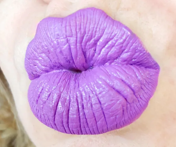 Thumbnail Plump Purple Pucker: A Guide to Perfecting Your Pouting Game by luvtheselipz