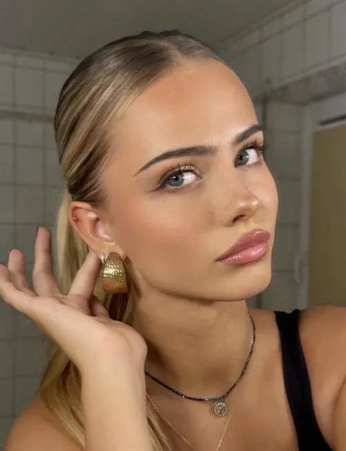Thumbnail Sara Crumbleleg by Ken789gh: A Stunning Addition to the PrettyGirls Category
