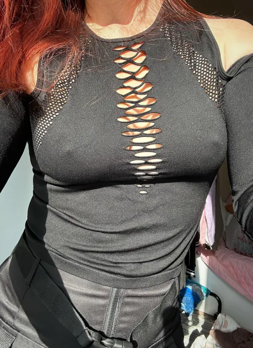 Thumbnail How to Rock a Braless Look with Style: Embracing Cute Pokies