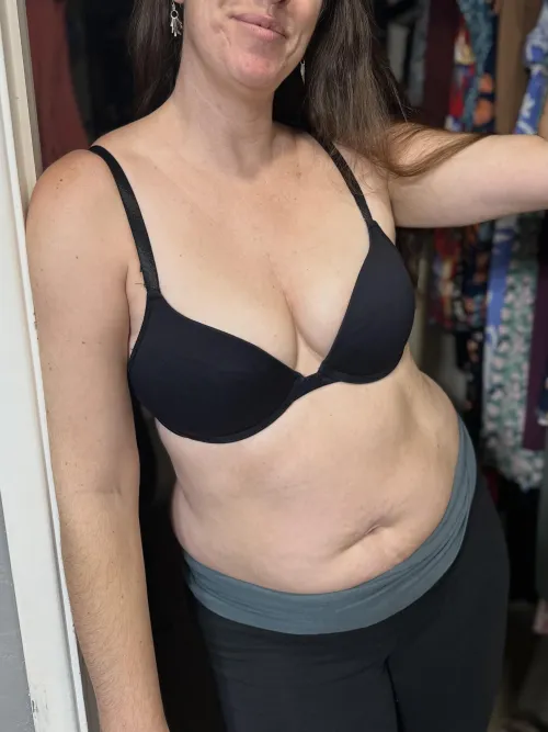 Thumbnail Exploring Confidence and Style: The Beauty of Showing Off a Nice Bra and Cleavage