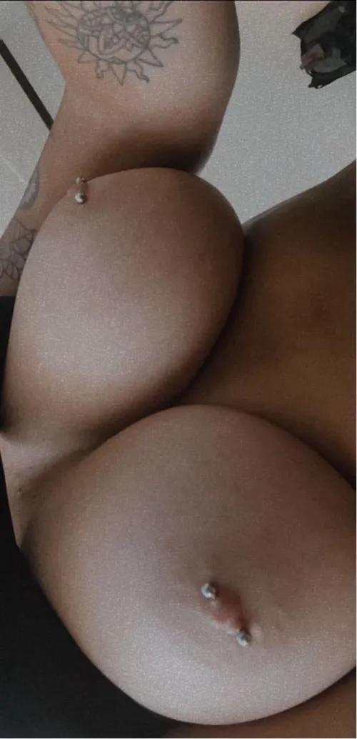 Thumbnail Exploring Self-Expression: A 24-Year-Old Bisexual's Raw First Post on Embracing Natural Beauty | Author Liv-n-Love | RateMyBoobs Category
