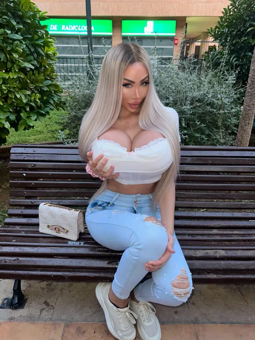 Thumbnail Rare Bimbofetish Photo: Luxury_Plastic_Doll in Jeans