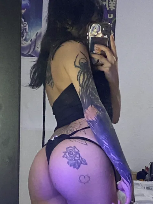 Thumbnail Spanking vs. Pinching: A Bootylicious Comparison by Vixengirlyy