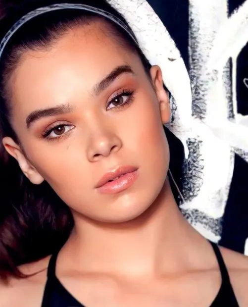 Thumbnail Hollywood Sensation Hailee Steinfeld: A Closer Look by Author Ordinary_Loads in CelebsGW Category