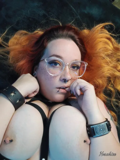 Thumbnail Embracing My Body: Sharing Intimately on Reddit as nosakiee in the bigtiddygothgf Community