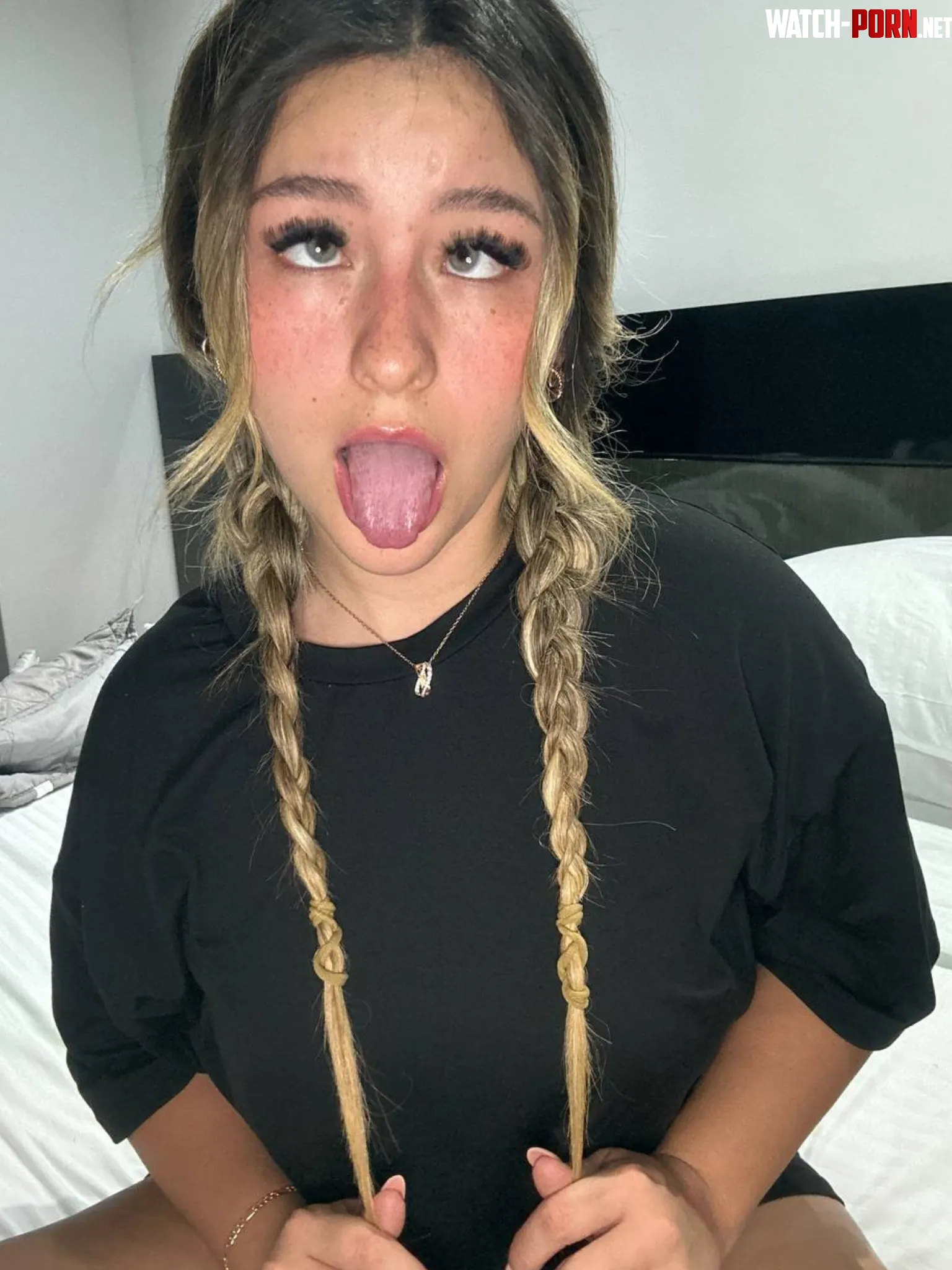 If I show you this face this means Im ready to give you a head by prettyisabellaxoxo
