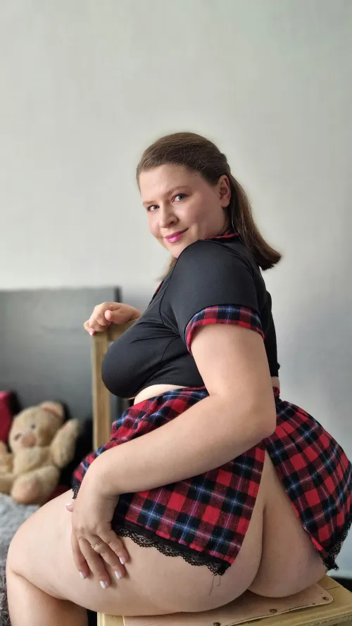 Thumbnail Exploring the Challenges of Being Too Thick to Sit on a Chair by Elma_Tindal in the Context of and College Experience