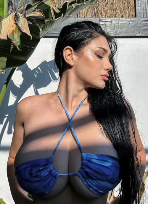 Thumbnail Exploring ReyMadrileno's Sensational Novel 'Blue' in the Provocative Category of Bigtitsinbikinis