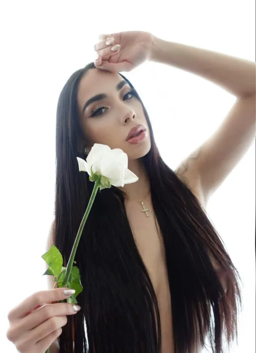 Thumbnail Unveiling the Beauty of White Roses: A Passionate Ode by Iluvgabyy | LaBeauteFeminine
