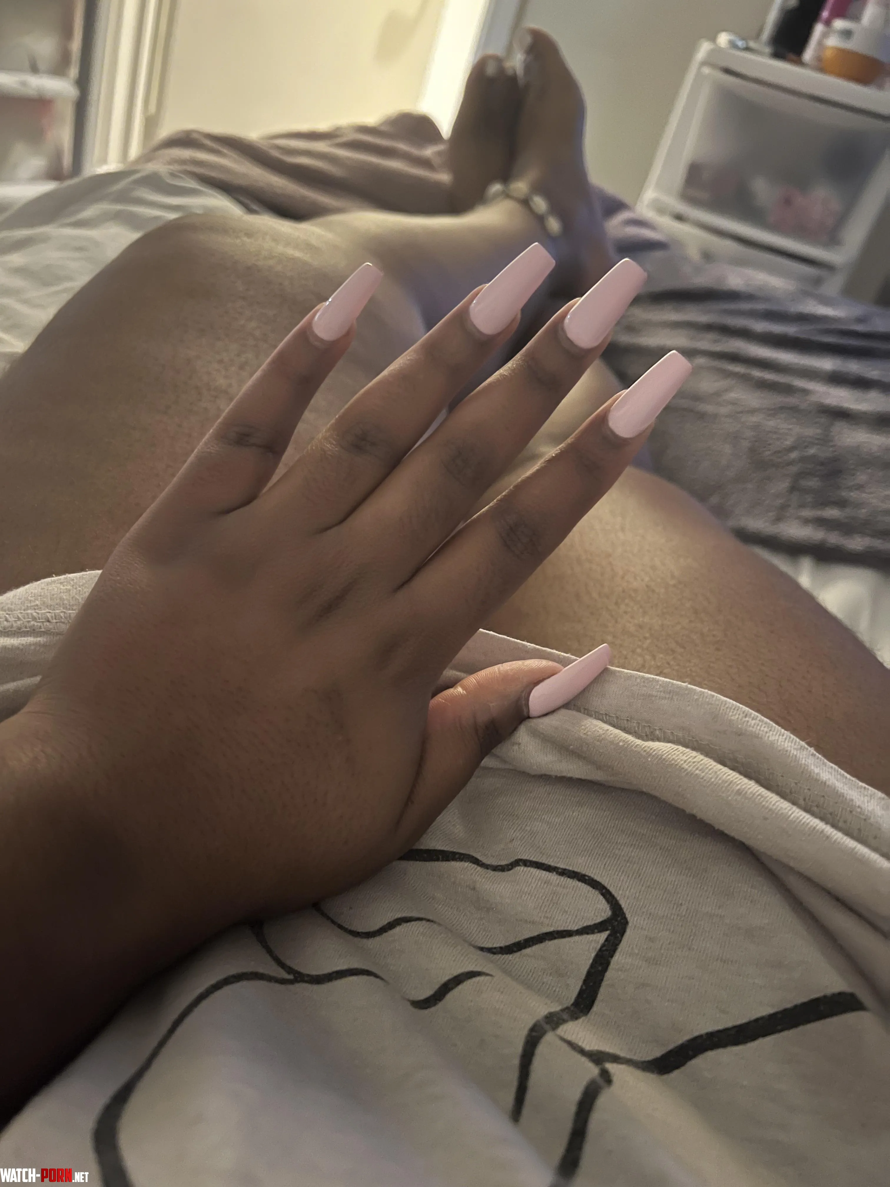 Pretty hands  by Goddesslottieee