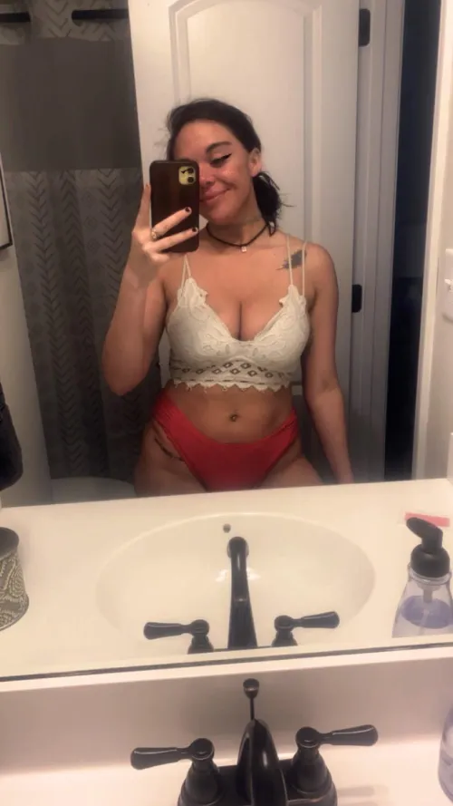 Thumbnail Exploring Lovey Vibes: A Review by bangbangreign21 in the AmazingCurves Category