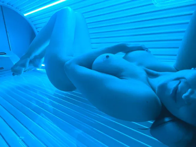 Thumbnail Discover Sun-Kissed Tranquility: A Woman's Guide to Tanning Rooms by Dva_Ostravaci in LaBeauteFeminine