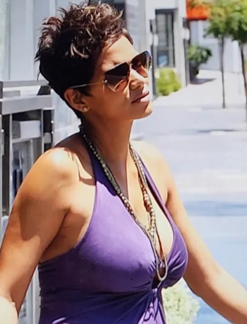 Thumbnail Halle Berry's Pregnancy Journey in 2013: A Look Back