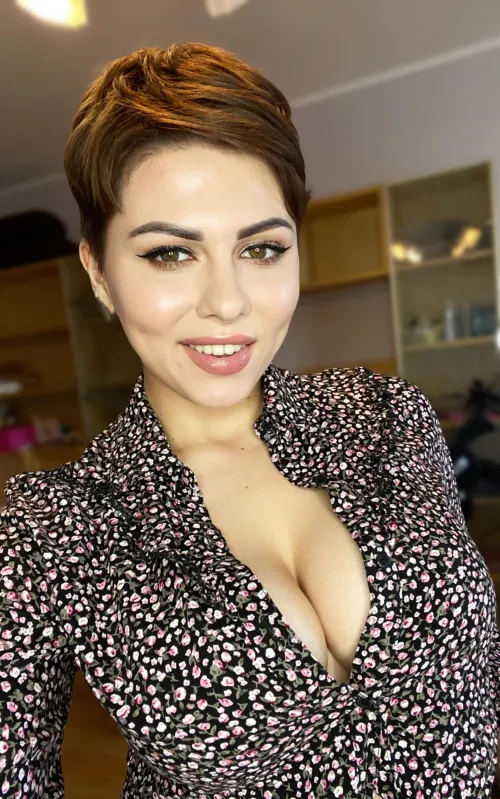 Thumbnail Perfect View: Exploring Cleavage with Author AmyWinne
