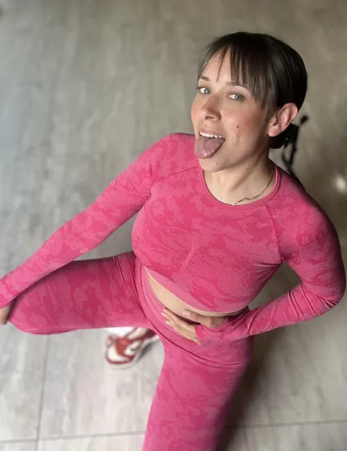 Thumbnail Sweetastrid's Brunette Beauty Captured in Pre-Workout Photos