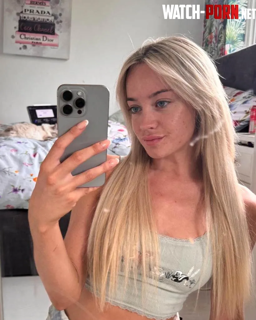 Loving my cute croptop by Scarletteee1