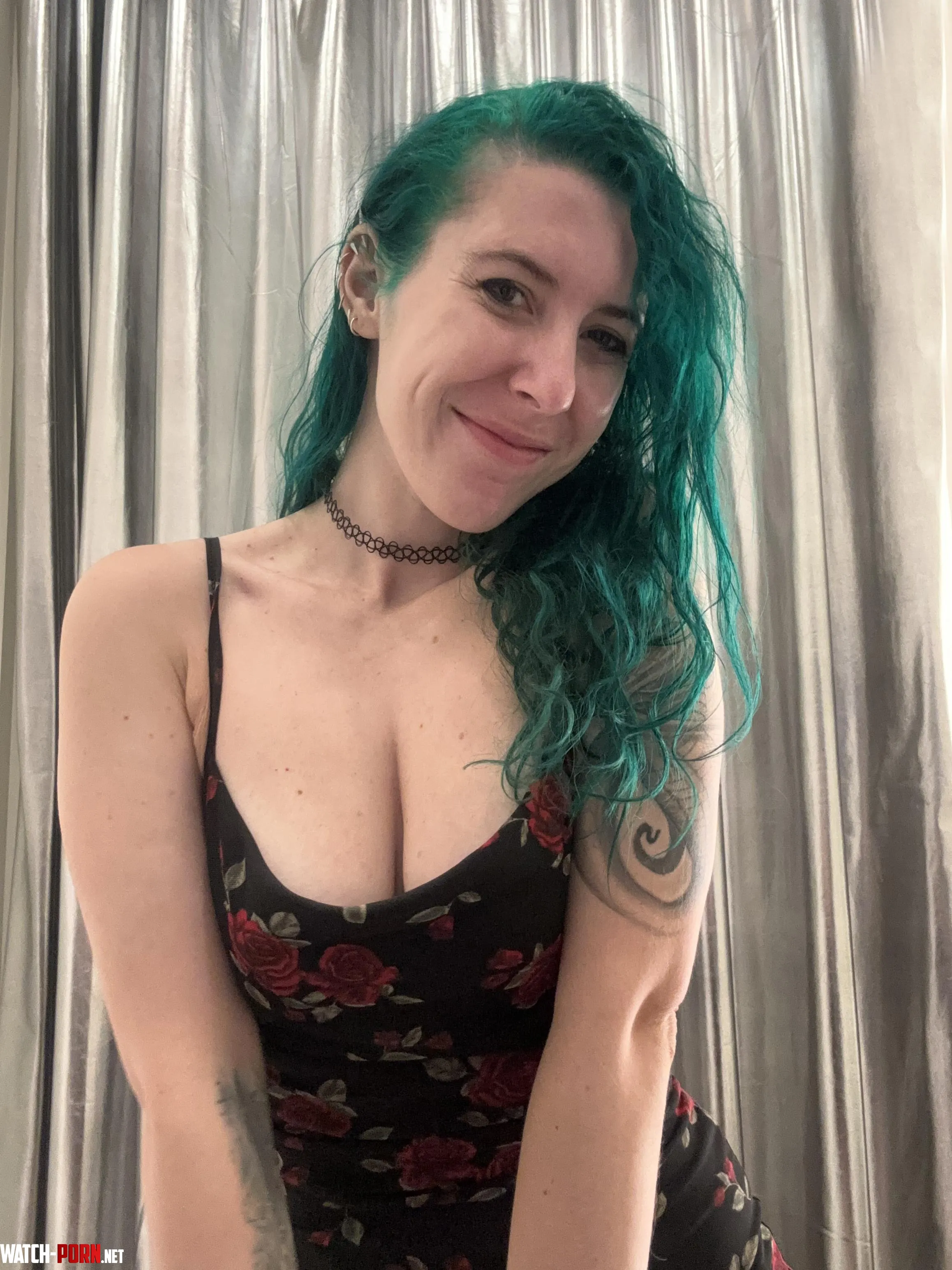 Rosey cleavage by sirenskiss3