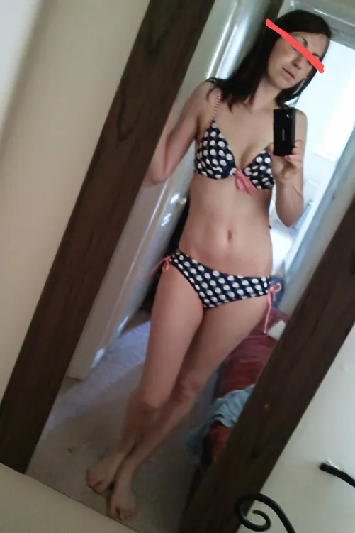 Thumbnail Will I Turn Heads at the Pool? Exploring the Thrills of HotwifeWannabeLaura in the WifeWantstoPlay Community