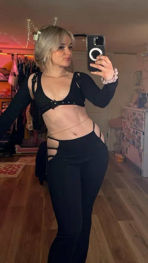 Thumbnail Slaying in Style: Embracing Self-Confidence with Serenebody's Croptop Looks
