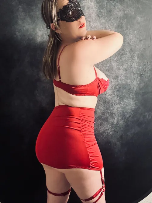 Thumbnail Siren in Red: A Captivating Tale by Author HazelSiren - Amazing Curves Category