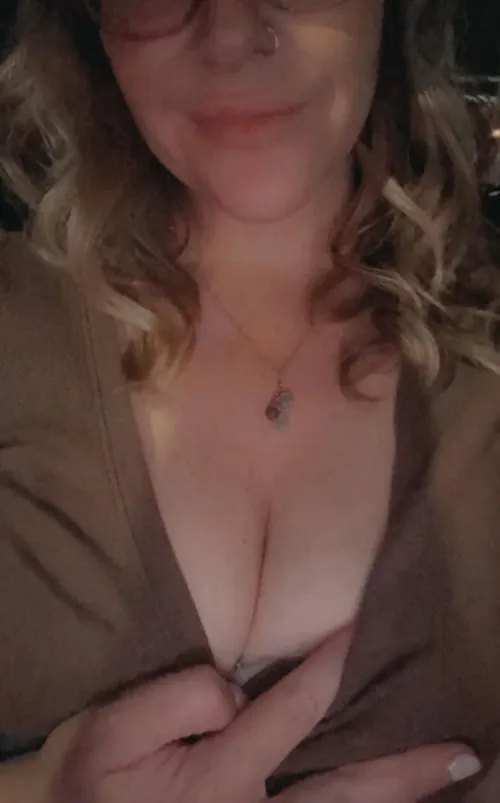 Thumbnail GngrPeach's Captivating Cleavage: Exploring the Beauty of Good Morning