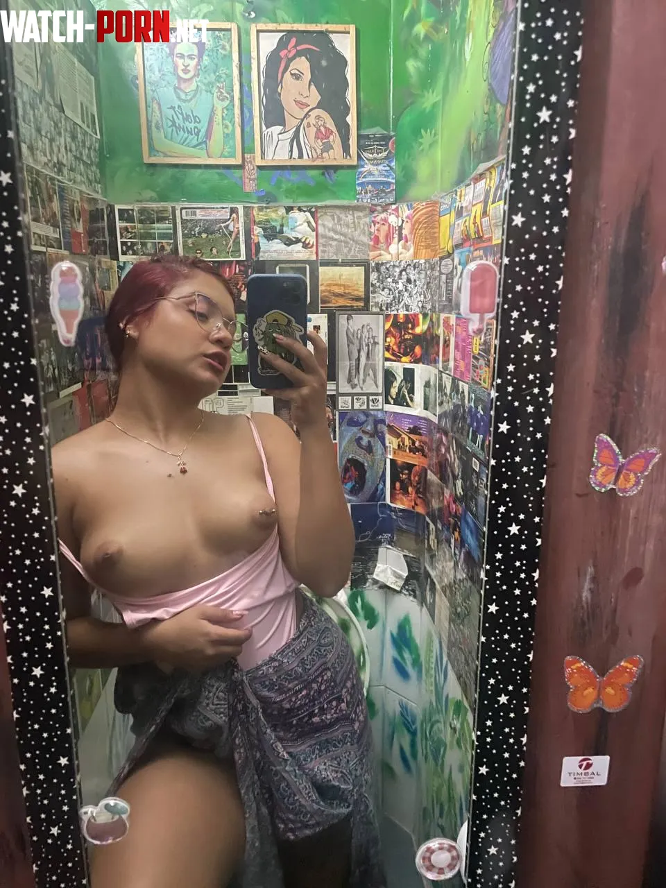 A quick nude in the restaurant hehe by WelshKellyy