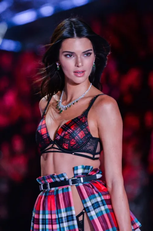 Thumbnail The Allure of Kendall Jenner: A Diosas Perspective