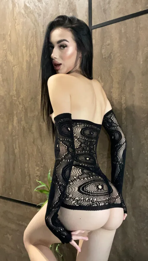 Thumbnail CrowDoly's Insight: Any Size Fits in My Beautiful Small Ass | Booty