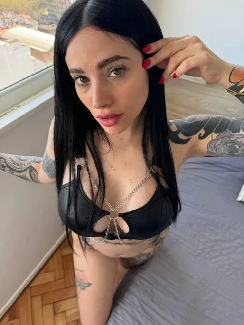Thumbnail Exploring Different Angles: The View from Various Perspectives by Appropriate_Tie9713 in the Cleavage Category