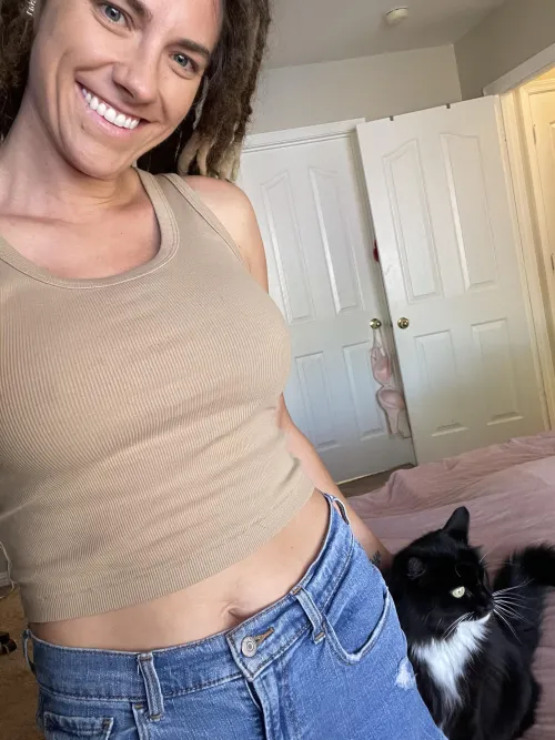 Thumbnail Exploring the Charm of Pussy Cat: A Croptop Essential by siennajuneofficial