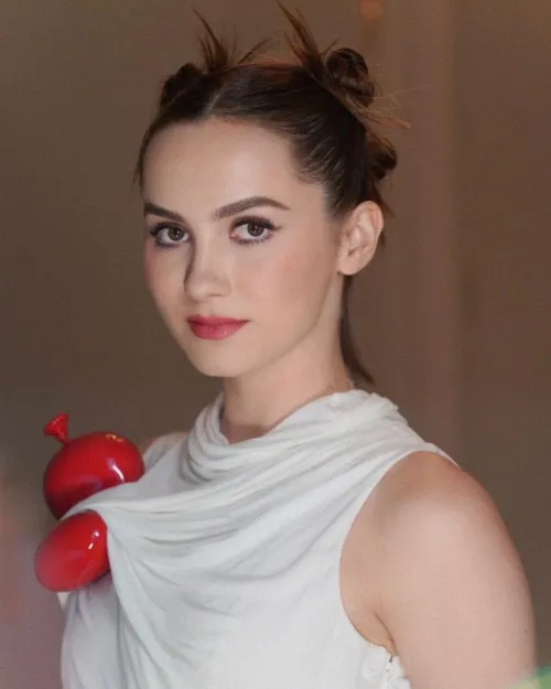 Thumbnail Unveiling Maude Apatow by MaudeAdmirer in the PrettyGirls Category