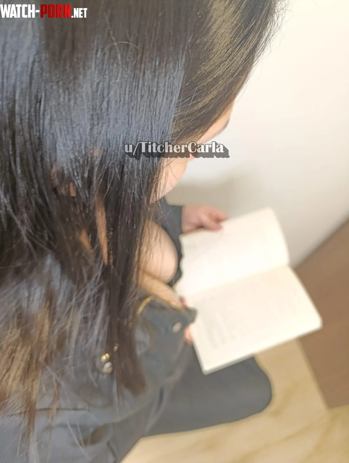 Guess what  I am Reading by TitcherCarla