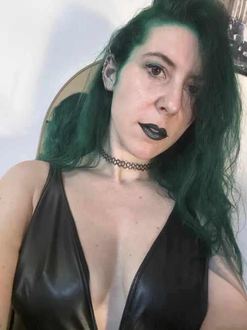 Thumbnail Sirenskiss3: Embracing the Sexy in Leather with Cleavage-Baring Styles