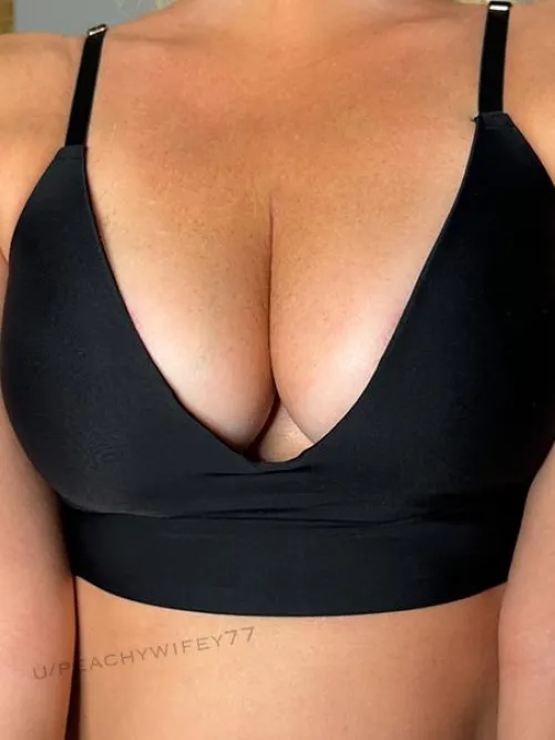 Thumbnail Exploring the Allure of Cleavage: A Guide to Embracing Sensuality and Confidence | peachywifey77