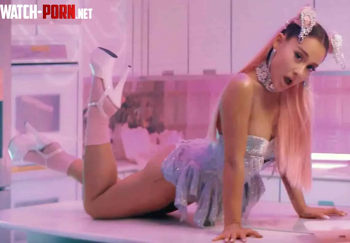 Ariana grande by DaveisLost