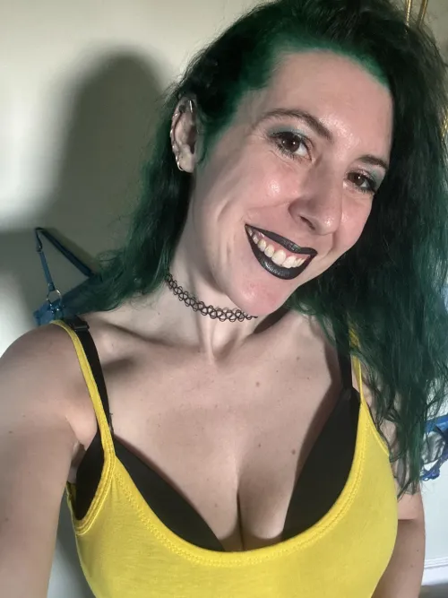 Thumbnail Sirenskiss3's Smiling Selfie Showcasing Cleavage Fashionably