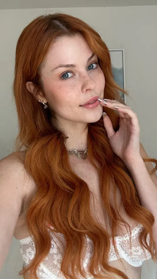 Thumbnail EllyAfterDark: Embracing the Darkness of Divine Beauty