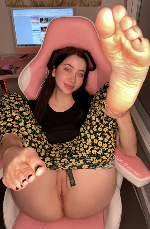 Thumbnail Exploring Self-Expression: How Taking Nudes Sparks Confidence on Reddit | by audreylovessadie | Adorable_Girls Category