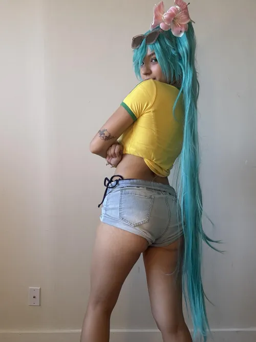 Thumbnail Brazilian Miku Cosplay by PearllhimePlayful: A Vibrant and Playful Rendition | CosplayButts