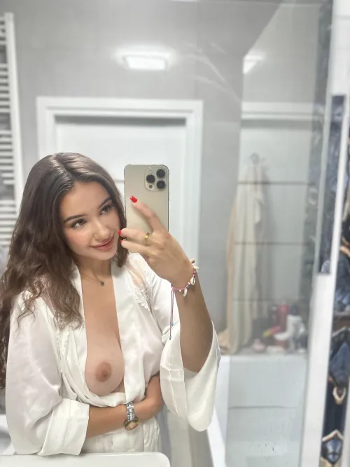Thumbnail MirrorSelfie Distractions: RoxyRoxxer's Captivating Snap to Break Your Work Routine