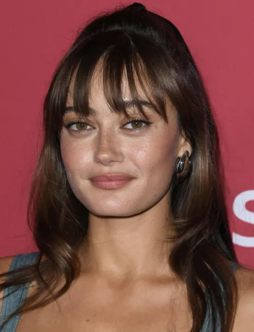 Thumbnail Ella Purnell: A Glimpse of PrettyGirls Beauty