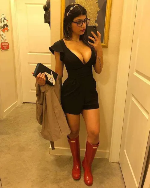 Thumbnail Captivating Selfie by Author kiwison3 in Miakhalifa Category - Explore Now!